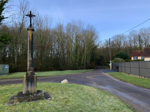 Au calvaire du Bois Ricard, nous prenons le chemin d'en face, vers le Bois des Thillers. On voit sur la photo, devant la maison, la scupture d'un cerf réalisée avec des fers-à-cheval. A voir de près dans l'album de la rando.