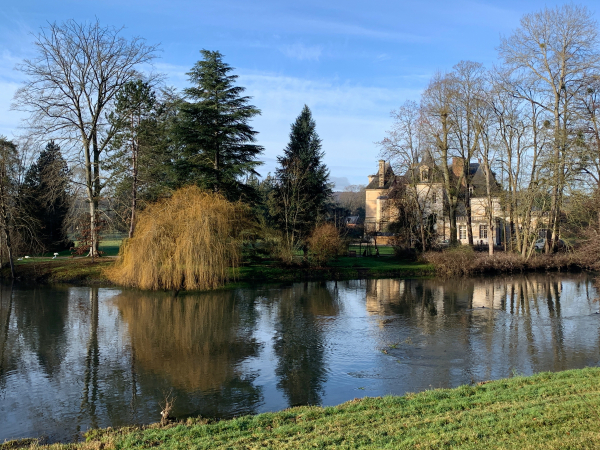 Sur l'autre rive de l'Eure, se trouve le château renaissance d'Acquigny et son jardin classé. Il se visite.