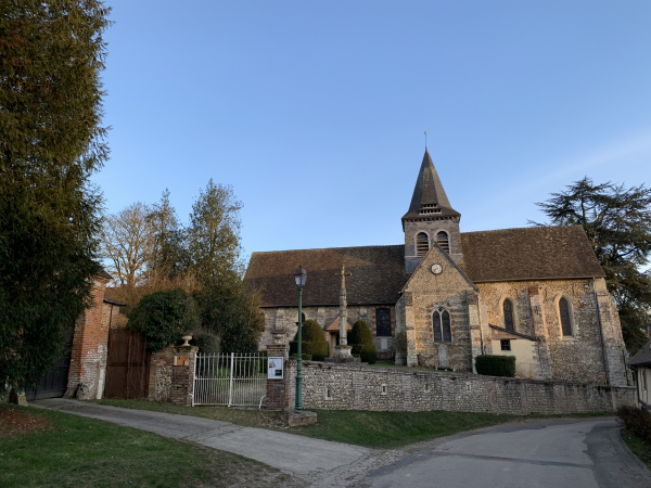 Nous commençons ce circuit par un petit tour dans le bourg. Nous longeons tout d'abord l'église Saint-Denis (XIIe -> XVIe).