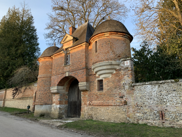 Un peu après l'église, voilà l'impressionnante poterne du château des Grands Bois. Le château fort qui s'élevait ici a cédé la place au XVIIe siècle au manoir actuel, de style Louis XIII. Nous le verrons de loin tout à l'heure.