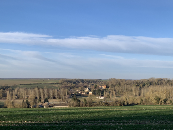 A nos pieds, on distingue St-Denis-le-Ferment, et son château des Grands Bois.