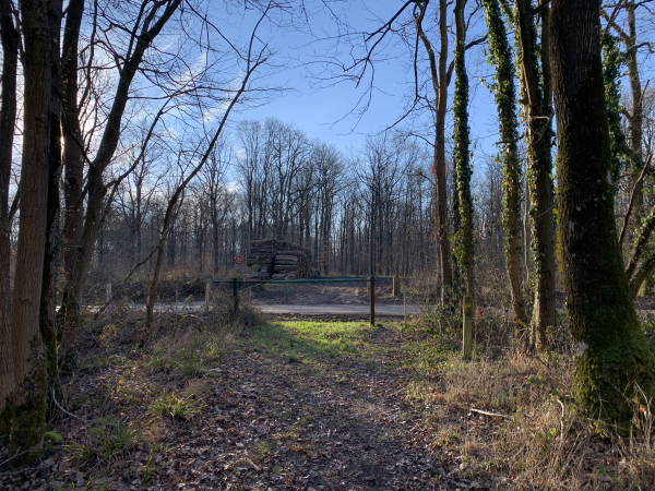 Arrivés à la D16, nous allons tourner et suivre cette petite route sur la droite. L'ambiance de la randonnée est troublée par les détonations incessantes du Ball Trap de la Rapée qui se trouve en face de nous.