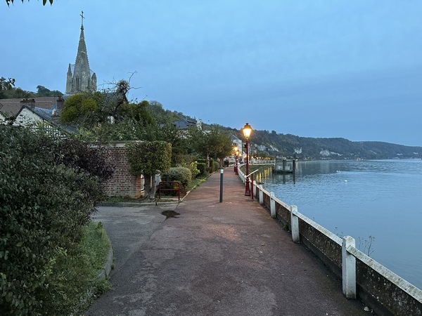 Nous partons du parking du bac, et commençons par suivre le quai de Seine vers le centre du bourg.