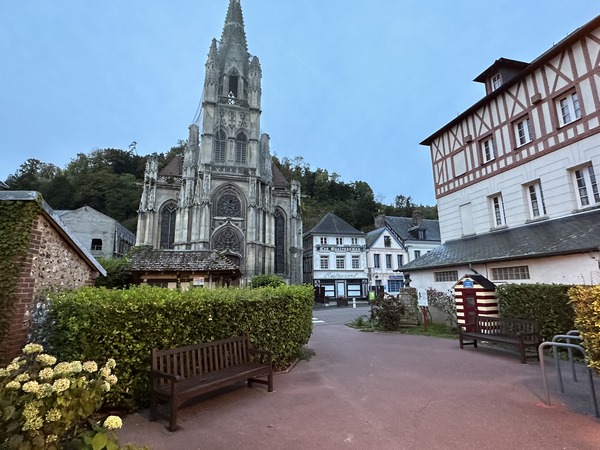 Nous longeons l'église Sainte-Madeleine (XIe, XIXe), orientée nord-sud. Un de ses vitraux a été offert par Hector Malot, natif de La Bouille.