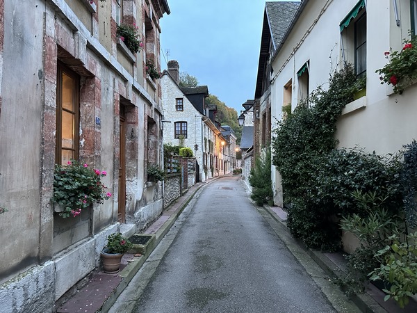 Nous suivons l'une des vieilles rues de La Bouille, en direction de la Côte Albert Lambert.