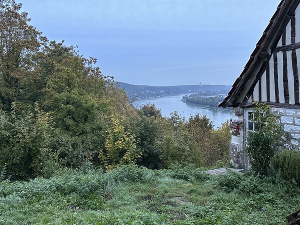 En montant la Côte Lambert, on peut apercevoir la vallée de la Seine.