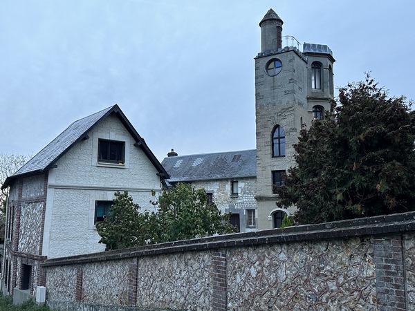 Le sculpteur Albert Lambert (1847-1918) a construit son Nid sur la colline au-dessus de La Bouille. La construction néo-gothique et équipée d'une tour avec une vue imprenable sur la vallée de la Seine.