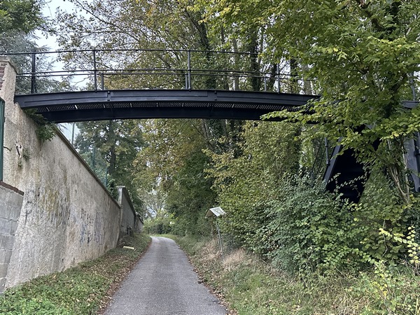 Une vieille passerelle privée, récemment rénovée, reliait le manoir d'Heurtebise à son bois du coteau.