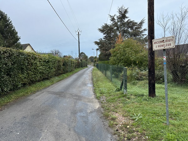 Nous quittons le GR23 que nous suivions depuis La Bouille, et restons sur l'Ancienne Route d'Honfleur pour traverser la D675 un peu plus loin.