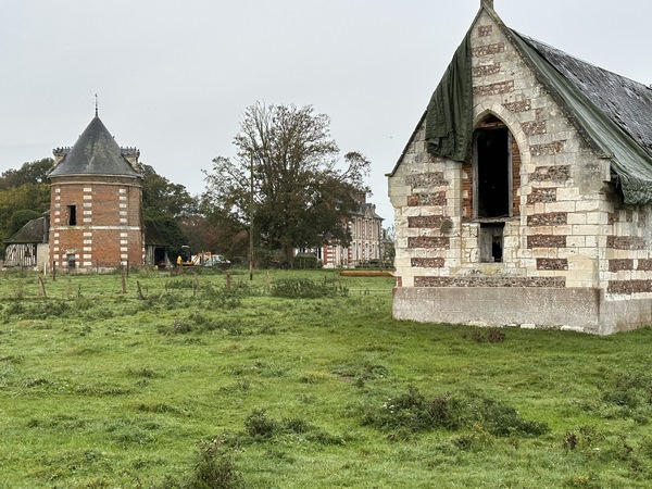 Entre la D675 et l'A13, nous longeons le manoir de Bosgroult. Le colombier et la chapelle (XIVe XIXe) sont ouverts à tous vents... Combien de temps encore avant la ruine ?