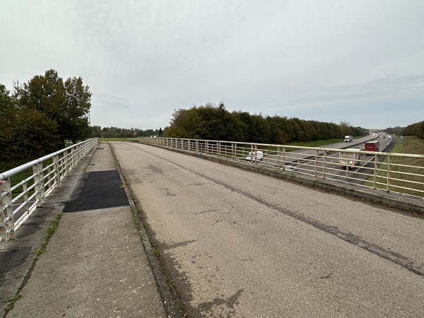 Nous passons au-dessus de l'A13, et à la sortie du pont, nous tournerons à droite vers La Haizette.