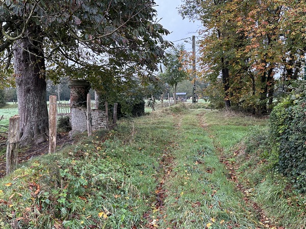 A La Haizette, nous suivons le premier chemin de ce circuit ! Pas de panique, il ne fait que 80 mètres.