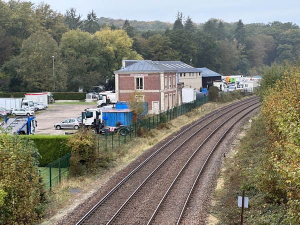 Nous passons au-dessus de la ligne de Serquigny à Oissel (liaison Rouen Caen). On voit l'ancienne station de la Forêt de la Londe, qui fait désormais partie d'une entreprise privée.