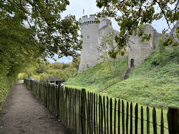 Nous arrivons au château de Robert-le-Diable, en lisière de la forêt domaniale. Ancienne forteresse chargée de protéger Rouen, elle a été détruite en 1204 par les anglais, puis à nouveau en 1418, cette fois-ci par les rouennais eux-mêmes. Elle était réduite à l'état de vestiges, jusqu'au XIXe siècle, où la vague romantique pousse à relever les ruines.