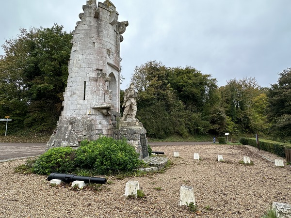 Devant le château, se trouve ce monument qui commémore les combats de 1870 qui ont eu lieu ici. Le monument, appelé "Qui vive ?" représente une sentinelle devant l'entrée du château.