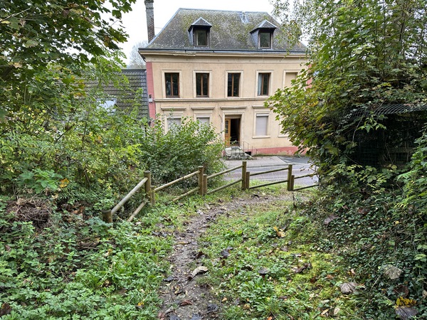 Nous descendons vers Moulineaux, par le seul sentier de ce circuit. Il est en pente, ne cumule donc pas de boue, et permet d'attribuer le parapluie vert à cette randonnée.
