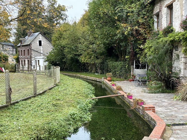 Nous arrivons à Moulineaux. Plusieurs jolies maisons bordent les rivières nées des sources voisines. Ici les lieux-dits se nomment Les Fontaines, Le Moulin... Voici l'allée des Sources.