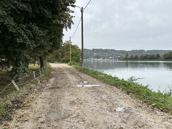 Le chemin longe maintenant la Seine.