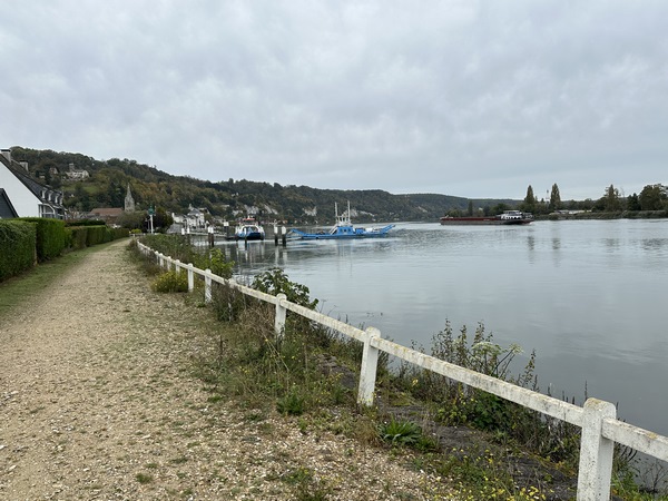 Nous voilà de retour à La Bouille, dont nous voyons le bac et le clocher.