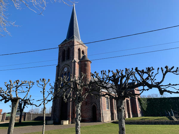 L'église Notre-Dame de Campneuseville est un édifice de brique du début du XXe siècle. Elle remplace l'église précédente détruite lors de la Première Guerre Mondiale.