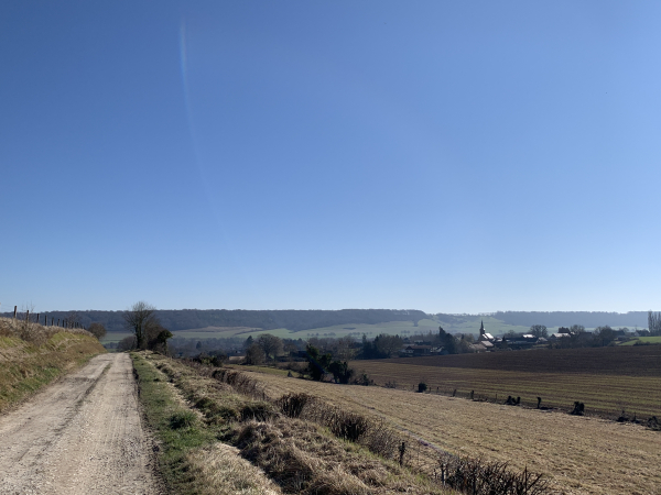 On voit déjà le clocher de l'église d'Hodeng-au-Bosc, nous allons passer à son pied.