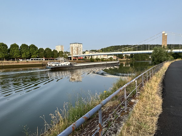 L'ancien chemin de halage est ici goudronné, mais il reste agréable et tranquille. En face de nous, le pont Guynemer.