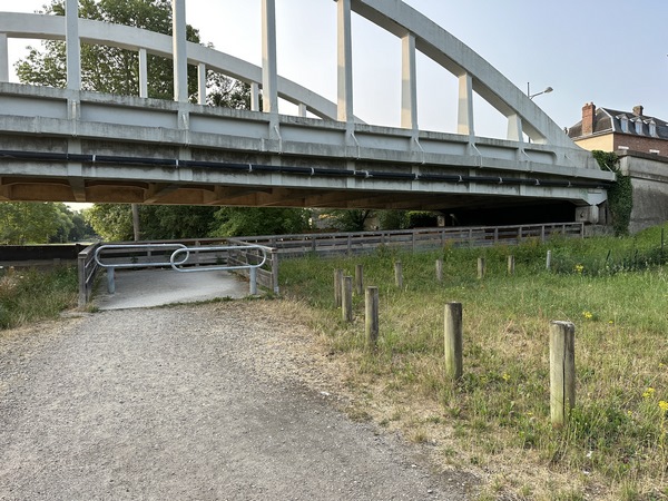 Notre chemin passe ici sous la rue des Canadiens.