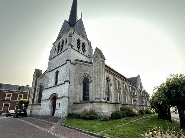 Nous longeons l'église Saint-Aubin avant de revenir en bord de Seine.