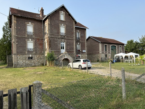 Avant de fermer la boucle, nous longeons la Capitainerie du petit port, ancienne maison de l'éclusier, sur l'Île de la Requête.