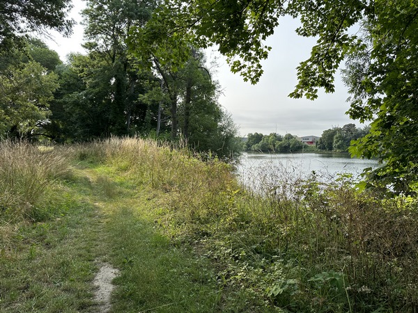 Le chemin sud est plus étroit, mais bien marqué. Des panneaux de la mairie indiquent que les berges de l'île ne sont pas sécurisées.