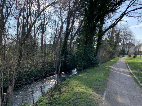 Nous commençons par suivre ce petit affluent de la Lézarde, le long de la promenade aménagée par la ville d'Harfleur le long de ses anciennes fortifications.