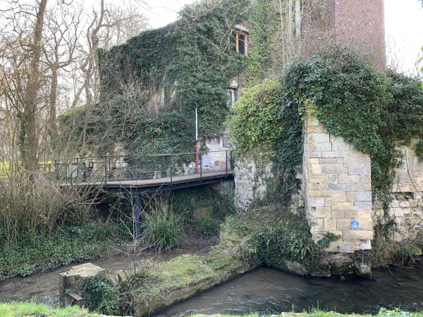 Du IXe au XVIe siècle, Harfleur était le principal port de Normandie. C'était une ville close, et il reste quelques vestiges du mur d'enceinte.