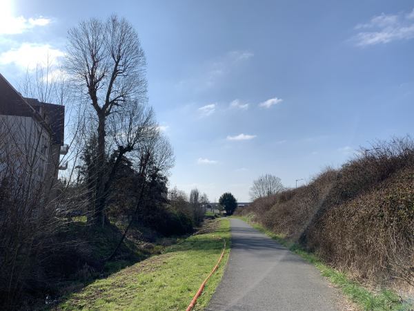 Nous suivons la piste cyclable à l'ouest du centre ville.