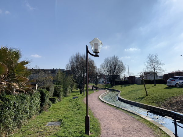 Nous n'avons pas quitté les chemins, et continuons en direction du port.
