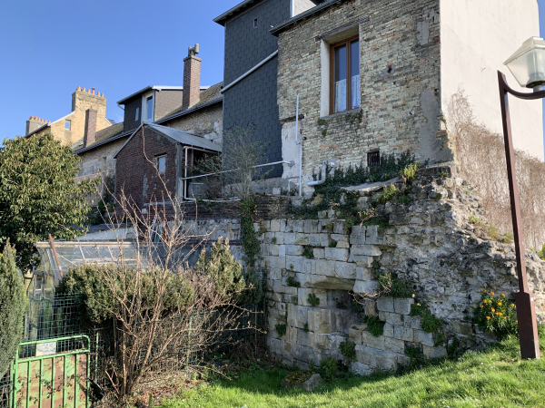 A nouveau des vestiges des fortifications de la ville d'Harfleur.