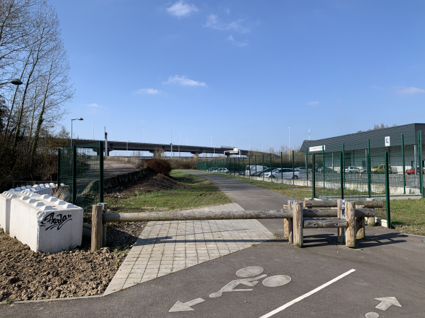 Nous pourrions continuer sur le port, mais nous décidons de suivre la piste cyclable jusqu'au bord de Seine.
