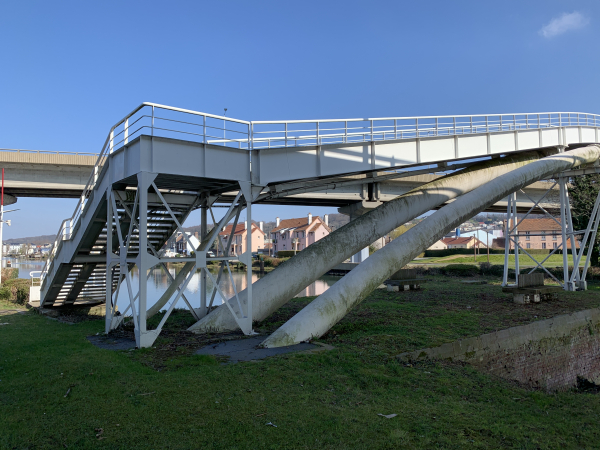 Nous voilà revenus au niveau du port. Nous franchissons l'entrée du port par cette passerelle.