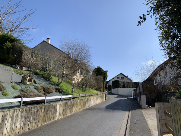 Nous suivons les Chemins (qui sont des rues) de la Grenouillère et de la Courte Côte, pour rejoindre le sommet du coteau.