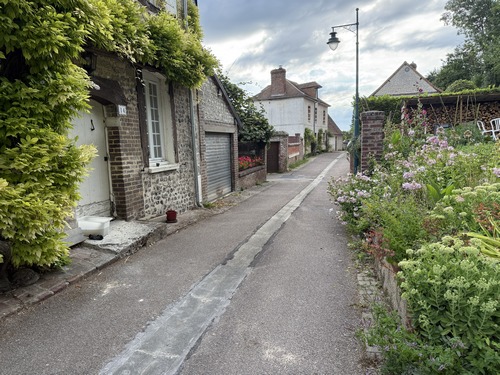 Nous traversons les Damps pour rejoindre la voie verte Seine-Eure.