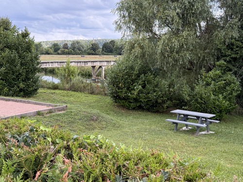 Nous voyons déjà la passerelle pour rejoindre la voie verte.