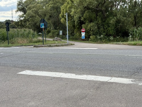 Traversée de la D77E. La voie verte continue en face.