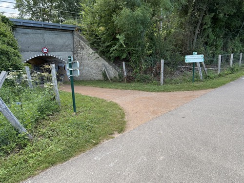 Nous suivons les balises du GR222 qui quitte ici la voie verte pour passer sous la voie ferrée et rejoindre le lac des Deux Amants.