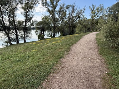 Nous sommes entrés dans la base de loisirs de Léry-Poses, totalement déserte en ce début de matinée. Toujours sur le GR222, nous suivons maintenant le chemin qui longe la berge du lac des Deux Amants.