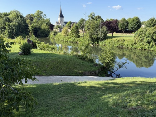 On distingue déjà le clocher de l'église Saint-Ouen de Léry. Nous allons traverser l'Eure pour fermer la boucle.