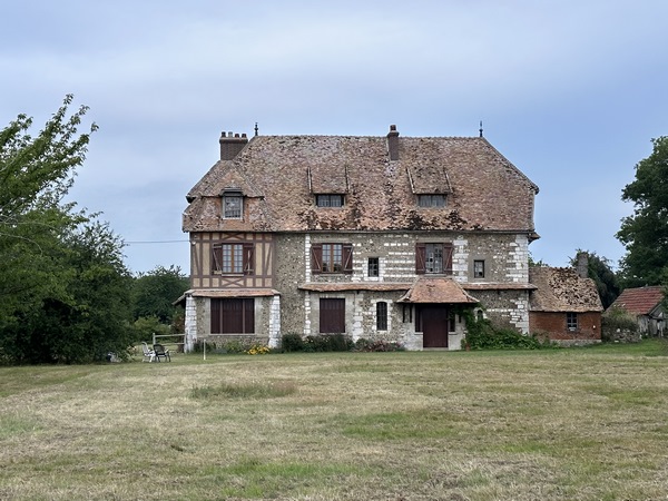 Nous partons du parking de la Maison Forestière de la Sente-aux-Moines et prenons le chemin de La Corbillière. L'ancienne ferme de La Corbillière est un bel élément du patrimoine bâti normand. Son logis semble dater du XVe siècle, avec des ajouts et remaniements de la fin du XIXe siècle.
