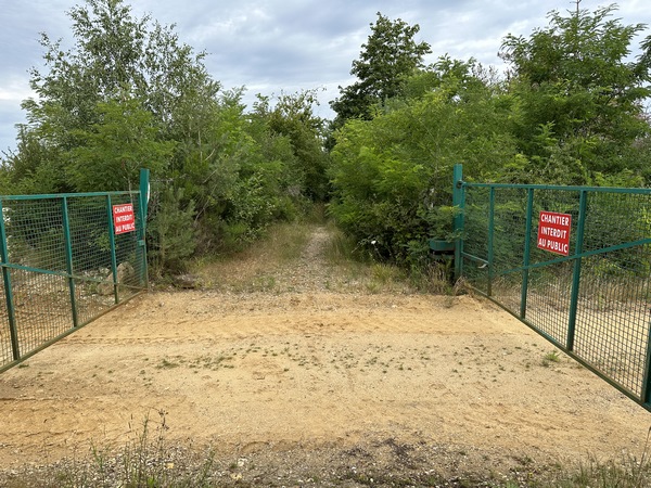 Un couloir de verdure nous permet de passer entre deux zones de sablières pour rejoindre St-Pierre-lès-Elbeuf.