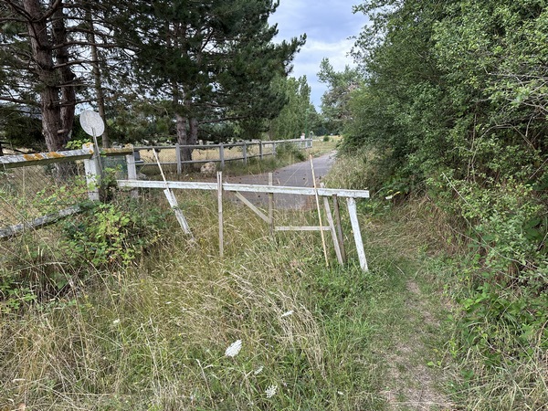 Le sentier débouche à proximité des premières maisons.