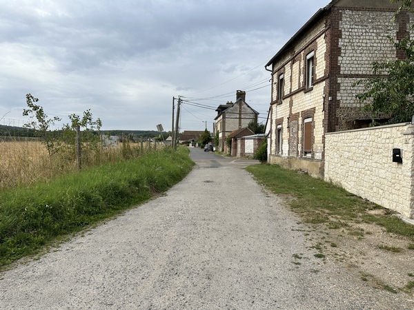 Nous suivons la rue de la Mare Asse qui se termine en chemin. C'est la rue frontière entre la Seine-Maritime à droite, et l'Eure à gauche.