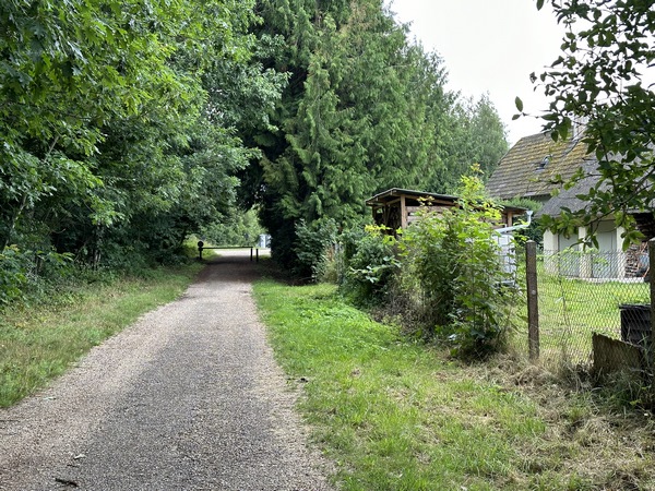Le chemin de la Sente-aux-Moines se termine à proximité de la maison forestière du même nom et au parking où nous sommes garés.