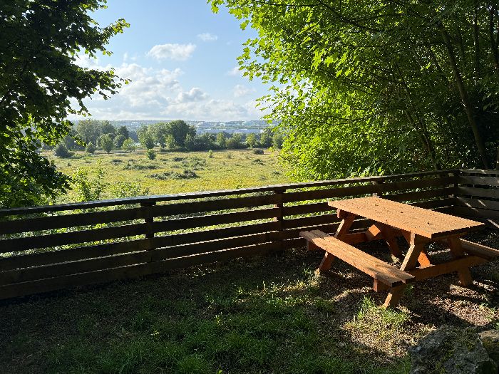 Voici l'aire de pique-nique de la rue des Champs, Chez Marcel, avec vue sur la vallée de la Seine.